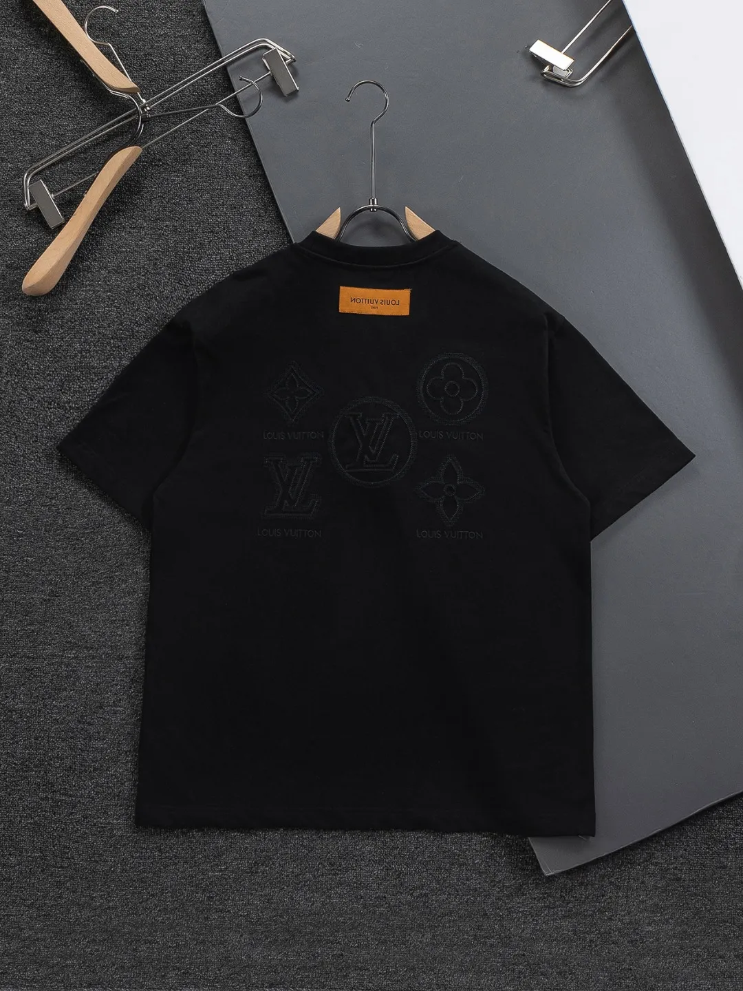 🅿️200 Louis Vuitton 1V LV micro-wide version S-XL LV 26ss new products are available at the counter simultaneously. Multiple craftsmanship. Three-dimensional small logo letters on the chest🪡 embroidery + multi-label four-leaf clover on the back🍀🪡 embroidery. Round neck short-sleeved T-shirt, same style for men and women! Consigned to one-to-one creation. Synchronized with the official website, pure cotton fabrics at the counter! It is close to the skin and comfortable, durable and easy to wear. It has a classic and simple logo design and meticulous original craftsmanship. Short-sleeves, a must-have item for men, do not appear to be the same for the general public, but must be unique and eye-catching. This LV short-sleeve is all about quality, comfort, the same shape and fashion as always, including fabrics and cutting techniques. All of them have been made with great effort! 320 grams of washed pure cotton fabric, pure cotton is breathable, very refreshing and comfortable for daily wear. The rib knitting on the neckline is smooth and tight, and the neckline will not be skewed if you toss it at will. The loose version, you will find that it looks really good on the upper body. The overall is minimalist and neat, super versatile for daily use! Pair it casually with a pair of pants for a youthful look. A T-shirt will make your outfit crazy. It is a fashionable item that can never go wrong! Color: Black White Size: S-XL Size chart: S: Shoulder width 50-Bust 56-Length 70 M: Shoulder width 52-Bust 57-Length 72 L: Shoulder width 54-Bust 59-Length 74 XL: Shoulder width 56-Bust 62-Length 76
